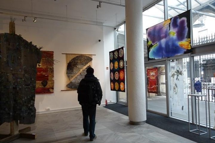  Uczestnicy WTZ Agis obejrzeli wystawę "Sztuka włókna" w Domu Artysty Plastyka.
